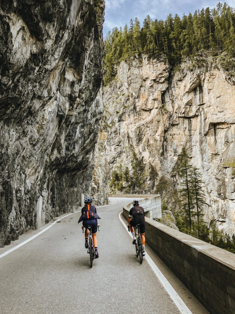 Zwei Rennradfahrer fahren nach Bergün Richtung Albulapass