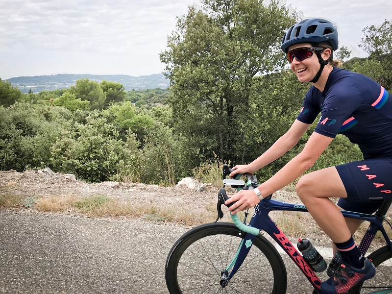 Rennradfahrerin in der Provence