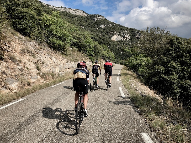 Rennradfahrer fahren durch das Gorge de las Nesque