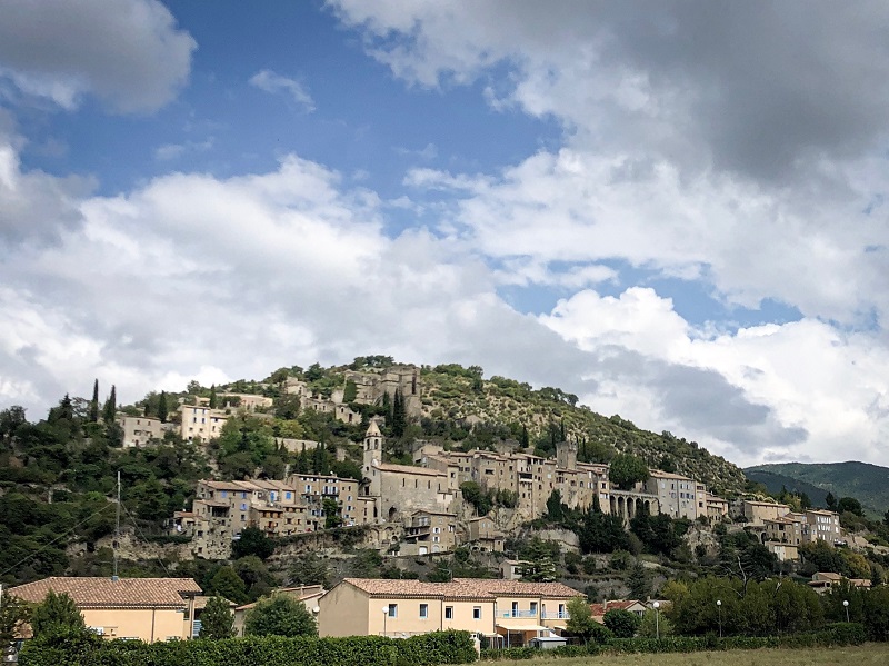 Historische Stadt in der Provence: Montbruin le Bains
