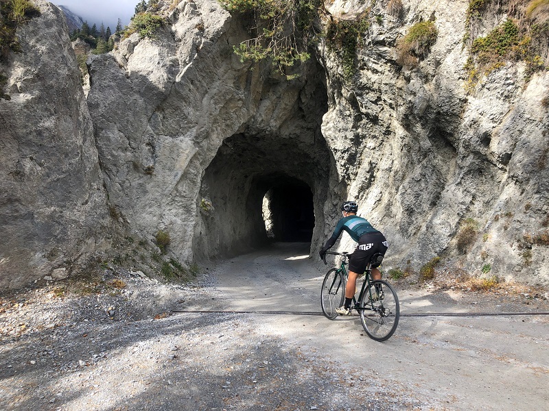 Radfahrer durchfährt Tunnel auf dem Kunkelspass
