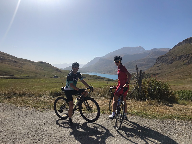 Zwei Rennradfahrer auf dem Col du Mont Cenis