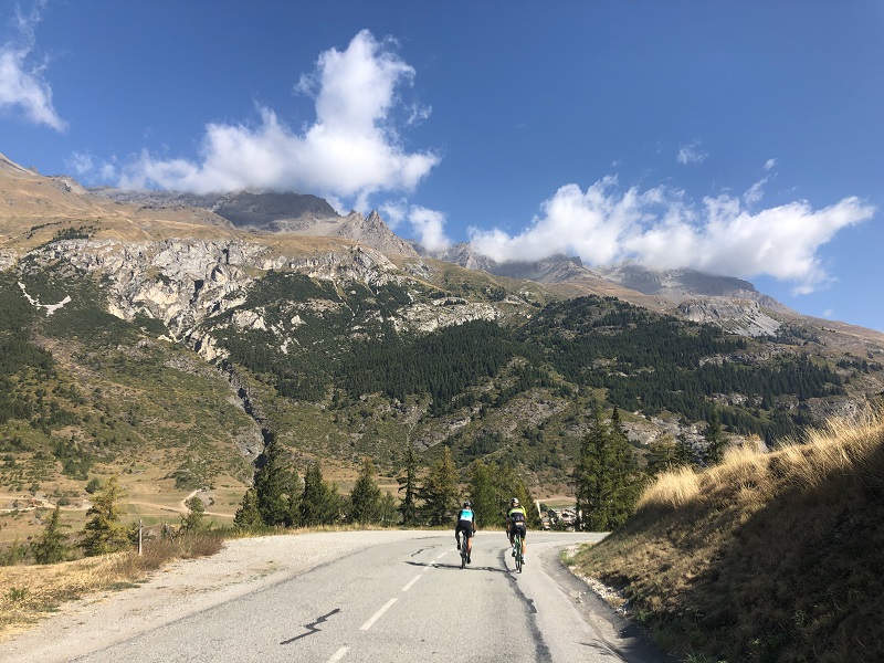 zwei Rennradfahrer auf dem Col du Mont Cenis