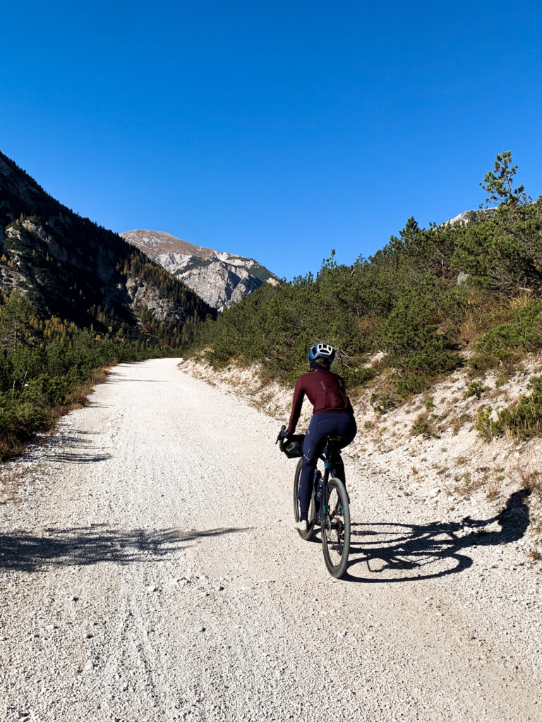 Radfahrer fährt auf der alten Bahntrasse von Cortina nach Toblach